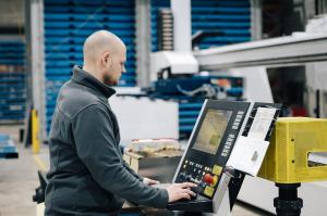 Bedienung Stanz- und Laserkombimaschine