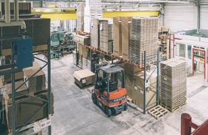 Verpackungslager - ein letzter prüfender Blick vor der Auslieferung